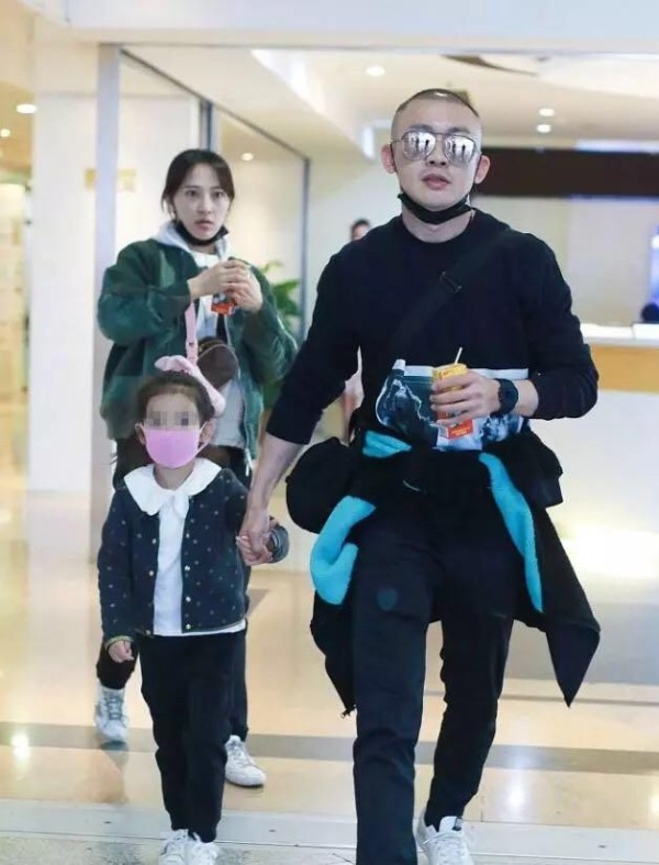 聂远一家三口走机场，变身奶爸宠溺女儿，“正宫娘娘”衣品超赞