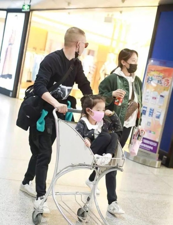 聂远一家三口走机场，变身奶爸宠溺女儿，“正宫娘娘”衣品超赞