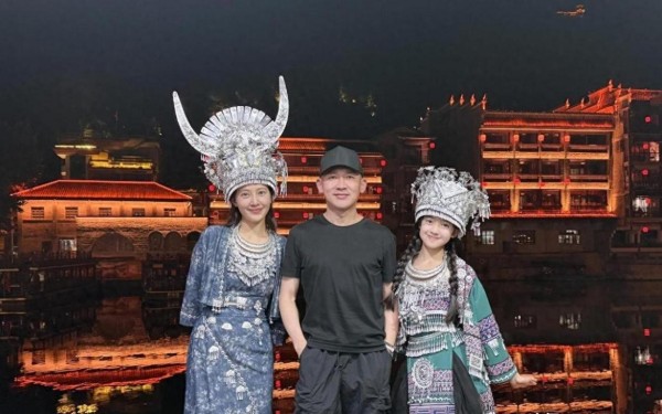 哇!47岁聂远领妻女回贵州,11岁女儿穿民族服装,美翻啦!