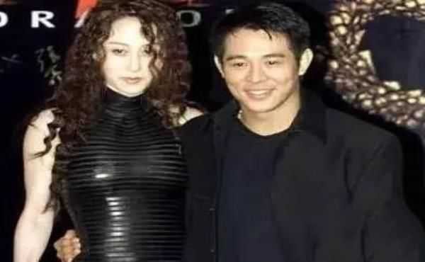 李连杰带利智参加赌王葬礼:利智近照曝光,如今苍老难辨