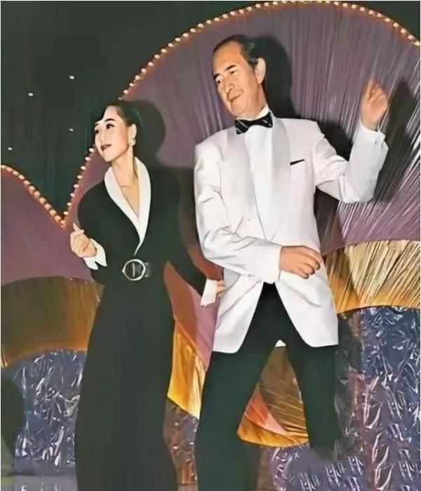 李连杰带利智参加赌王葬礼:利智近照曝光,如今苍老难辨