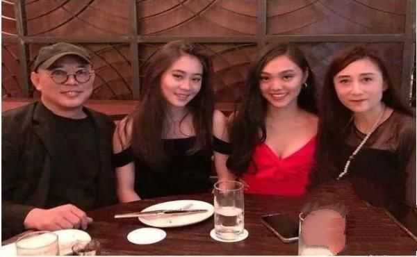 李连杰带利智参加赌王葬礼:利智近照曝光,如今苍老难辨