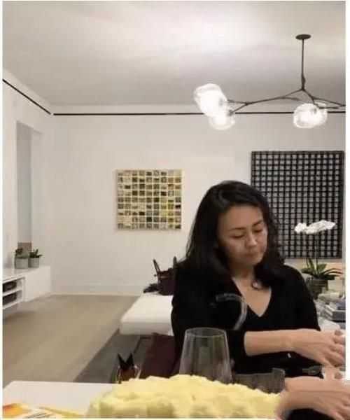 李连杰带利智参加赌王葬礼:利智近照曝光,如今苍老难辨