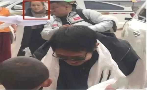 李连杰带利智参加赌王葬礼:利智近照曝光,如今苍老难辨