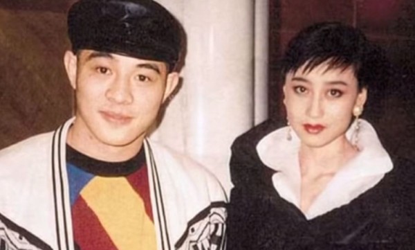 孔甲丙:1987年,利智在拍摄时,被周润发一脚踹进玻璃渣里,后来在杀青宴上,周润发又悄悄拿着吃剩的蛋糕,直接拍在她脸上,现场的人都在笑,只有张国荣安慰了她两句。
在1987年的香港,电影的光芒照耀着每一个角落,其中最耀眼的,莫过于那些银幕上的明星。利智,一个出生于上海富裕家庭的女孩,正是其中之一。
她的故事,仿佛一部戏剧,充满了起伏与转折。她出生在一个西洋楼中,家里的大钢琴和天花板上的吊灯见证了家...