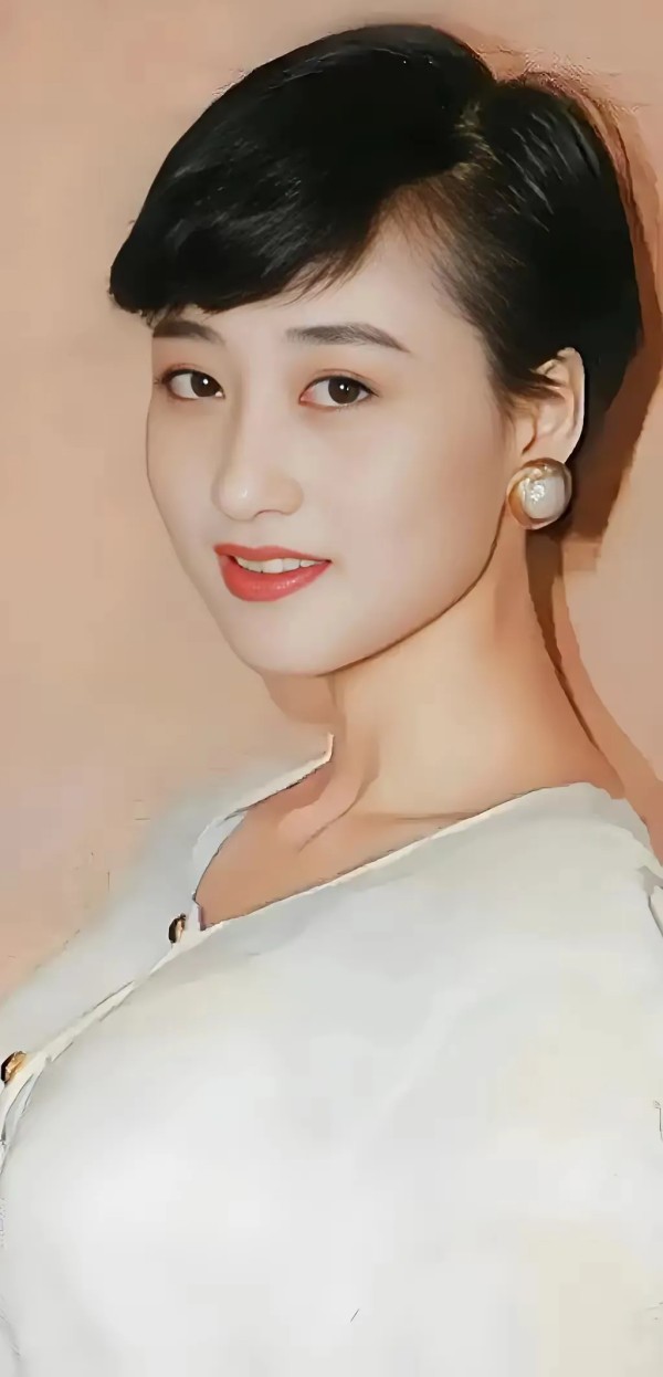 平安是福：利智（原名李丽珍），是一位香港的女演员，1980年代和1990年代中期活跃于香港娱乐圈，后来逐渐退出影坛并转向商界。
关于她的感情生活：

1.与李连杰的婚姻
利智最广为人知的感情是与著名武打明星李连杰的婚姻。两人在1999年结婚，婚后育有两个女儿。利智与李连杰的关系一直相对低调，但她始终是李连杰生活中的重要伴侣。他们的婚姻被视为圈内模范，夫妻感情稳固。
2.退影后的生活
利智自从退出娱...