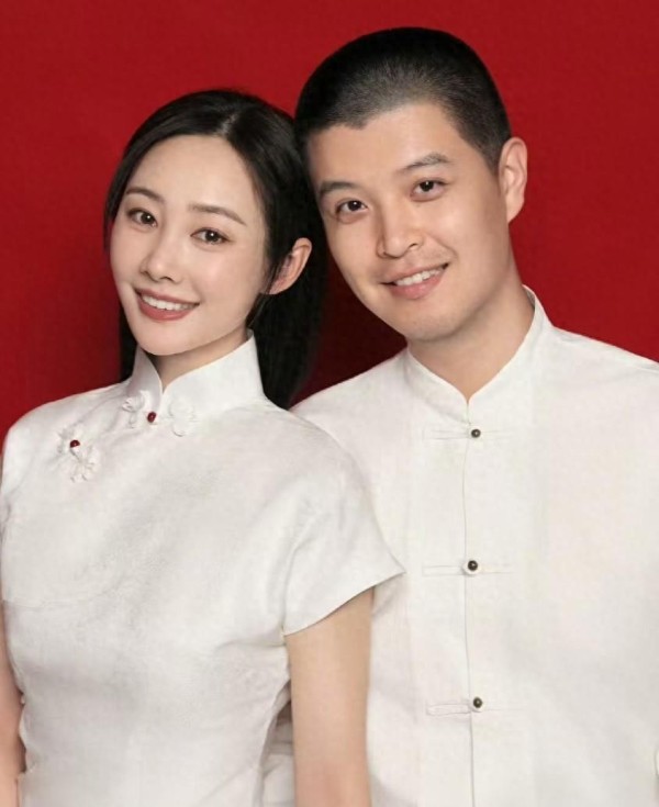 官方宣布结婚仅一个月,李纯马頔首次同台,细节揭示两人真实感情