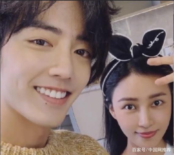 肖战与摄影师陈漫合影,笑容很甜!网友:恭喜又追星成功