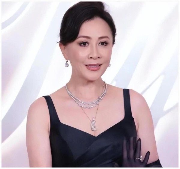 刘嘉玲再为黄秋生发声,合影亲密引争议,背后原因让人看不懂