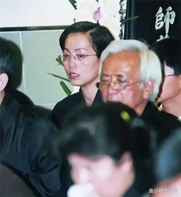 1997年,林正英葬礼现场,女友苑琼丹泣不成声,哭成泪人