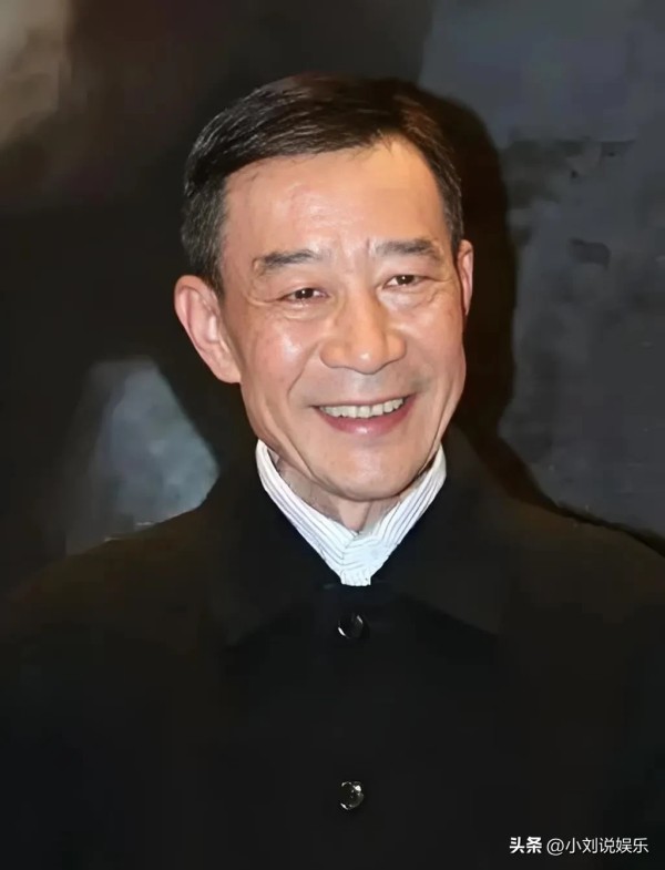 小刘说娱乐:李雪健的感情生活纯粹而真挚,他与妻子于海丹携手走过了四十多年,是娱乐圈公认的模范夫妻。
1982年,李雪健和于海丹因拍摄电视剧《暖流》结缘,那时李雪健初出茅庐,于海丹已是备受瞩目的女演员。李雪健被于海丹的独特气质吸引,而于海丹也欣赏李雪健对表演的热忱。随着拍摄深入,两人感情迅速升温。1983年,他们在相识一年后便步入婚姻殿堂。
婚后,于海丹为支持李雪健的演艺事业,放弃自己如日中...