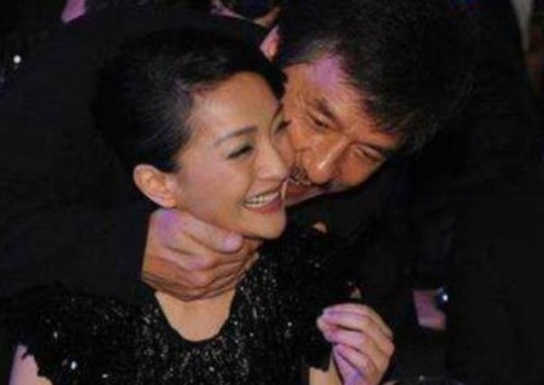 成龙艳福不浅,与众多女明星亲密合照曝光,最后一张还是外国女星