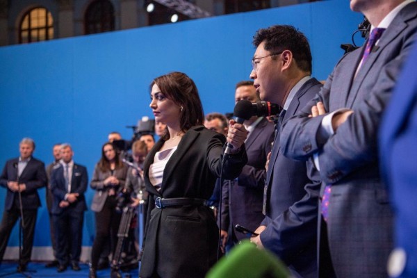 3月18日,在俄罗斯首都莫斯科,新华社记者向俄总统普京提问。新华社记者曹阳摄