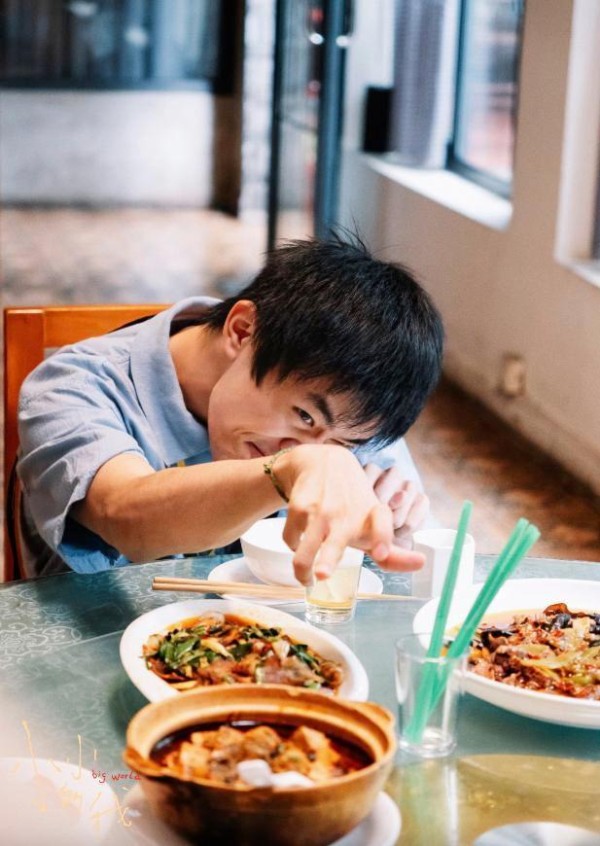 易烊千玺凭何成最年轻金鸡奖最佳男主 演技与努力赢得尊重