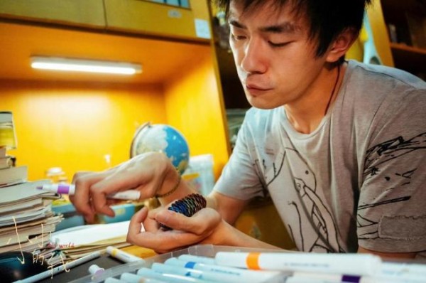 易烊千玺凭何成最年轻金鸡奖最佳男主 演技与努力赢得尊重