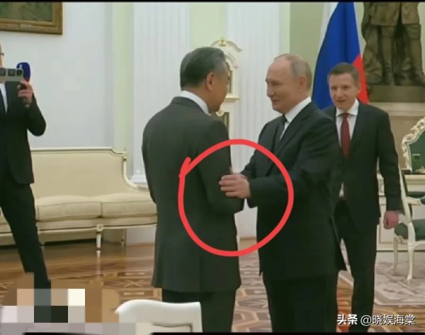晓娱海棠:.这是中国最帅男团成员王毅外长和普京会晤的画面,果然在社交里,简单的一个细节就能暴露双方关系到底如何!
在双方会面握手的时候,王毅外长和普京都用右手相握,普京的左手轻轻拍了几下王毅外长的右手臂,脸上挂着真挚的笑容,显然向记者们展示王毅外长和自己的关系非常亲密!
拍照的时候,王毅外长似乎忘记了记者方向,下意识转身没有对准镜头,普京善意地伸出左手提醒了王毅外长,体现出了大国该有的格局,也...