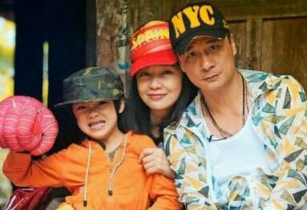 吴镇宇全家生活近照: 小十岁妻子低调贤惠, 十岁儿子胖到被人批