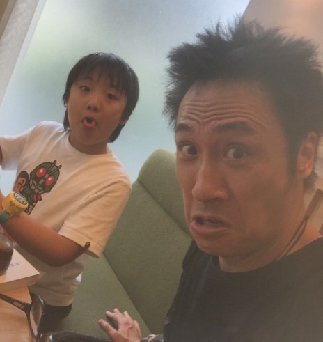 吴镇宇全家生活近照: 小十岁妻子低调贤惠, 十岁儿子胖到被人批