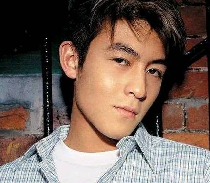 陈冠希为何从不缺钱?他父亲和爷爷的身份,你恐怕没听说过