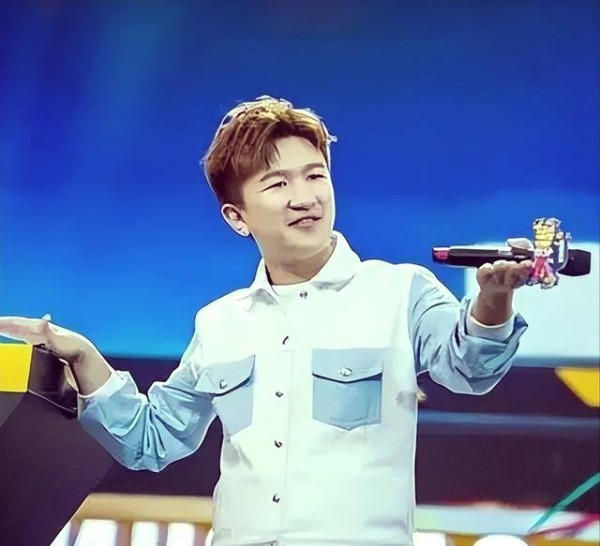 明星助理职场困境：暴力、不公与争议