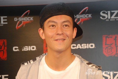 陈冠希微笑接受采访