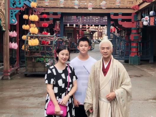 66岁寇振海与妻子同框看不出差24岁,童星儿子和关晓彤是什么关系
