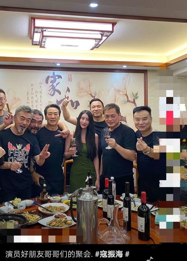 老戏骨寇振海罕露面,与汤镇宗聚会似两代人,给陌生女子让C位?