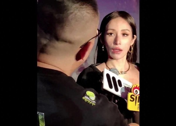 萧亚轩接受采访时,被问李玟逝世,哽咽:一说到她我就忍不住哭!