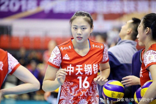 龚翔宇绯闻男友?大帅哥对小宇真暖心,女排接应眼神暗藏重要信息