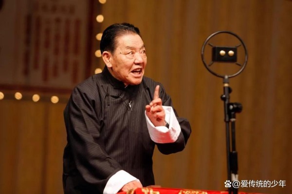 评书大师单田芳谈赵本山,称其为“土神”,并谦逊表示不如赵本山