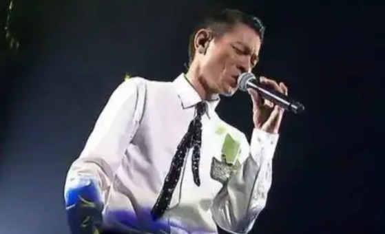 九鼎鉴史:2003年,刘德华去沈阳开演唱会。单田芳花了1200元,买了张演唱会门票去看。没想到,演唱会现场,刘德华一出场,台下有20多个妇女“嗷”一嗓子,就休克了。
2003年,在沈阳举办个人演唱会的刘德华,无疑是当时娱乐圈的一颗璀璨明星,而对于65岁的评书艺术家单田芳来说,这个名字却颇为陌生。
当他无意间在街头瞥见了到处张贴的刘德华海报时,单田芳对这个大红大紫的年轻人充满了好奇——一个流行歌...