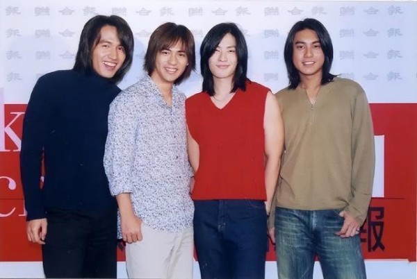 言承旭朱孝天周渝民吴建豪四人合影,背景有中文文字,展示一群朋友或同事在活动中的合照。