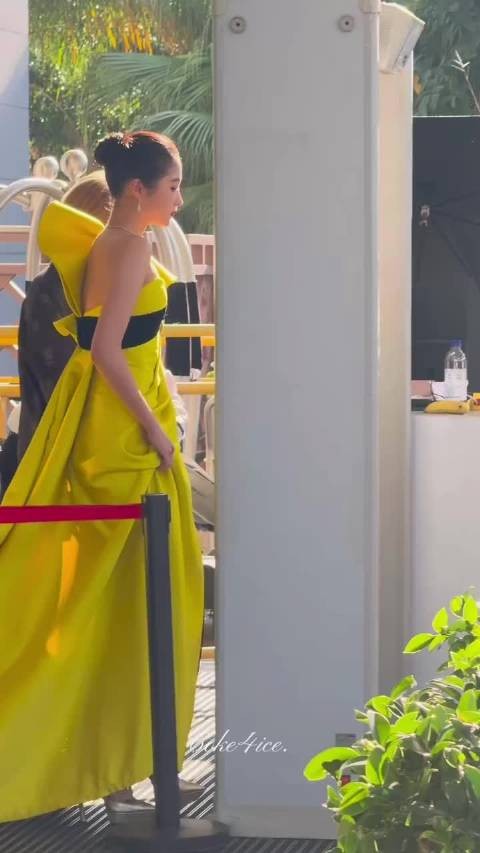 天呢，关晓彤这次是不是穿对了！浅绿长裙➕丸子头，金鸡女神来的吧