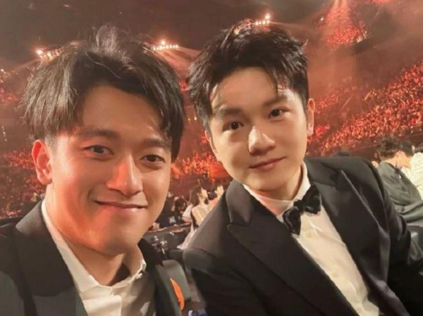 樊振东周冠宇晒照+互关!有着同一身份惊动皇马官方:新赛季加油