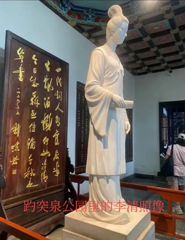 温故:李清照天花板级的关系网,涉及众多历史名人。蔡京是她表姐夫,秦桧是她表妹夫,《清明上河图》的作者张择端是她表弟,欧阳修是她姨姥爷。
李清照是“三高”式女诗人:个子高,身高1.7米,在古代绝对是大高个;颜值高,长相漂亮;门第高,家世显赫。
她的父亲李格非是北宋文学家,苏轼的门生,是“苏门四学士”之一,官至礼部员外郎。母亲是宰相王珪长女,王珪是历任宋仁宗、英宗、神宗三朝的宰相,权倾一世,其孙女...