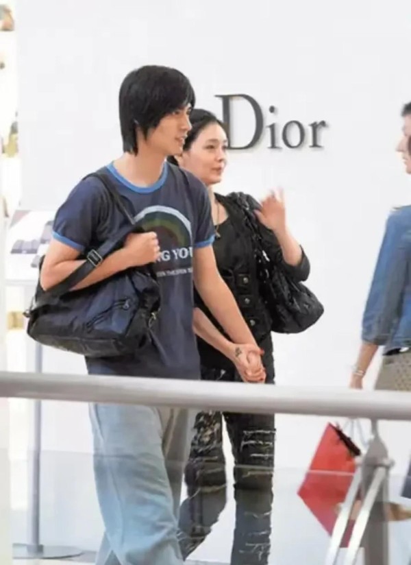 周渝民大S两年多甜蜜期,经常被抓拍却最受关注