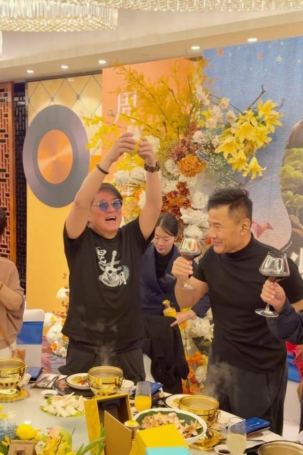 周华健与于荣光昆明聚餐,原来两人是三十多年老友,好兄弟把酒言欢