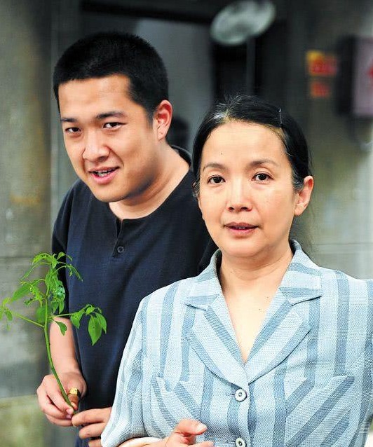 他是张丰毅儿子,因长相总不出名,婚礼现场父亲都不到场