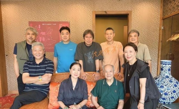 张丰毅老友聚会,身材依旧硬朗,友情温暖人心