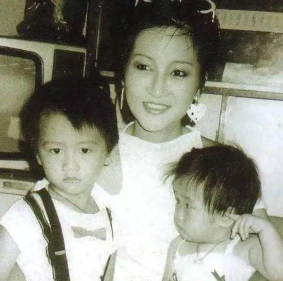 谢霆锋初恋女友曝光,网友:同样是姐弟恋,但看着和王菲差好多啊