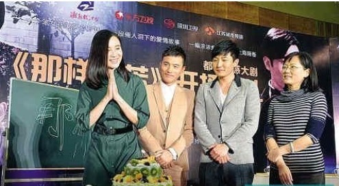 13日正好是小宋佳32岁生日,剧组人员一起为她庆生。