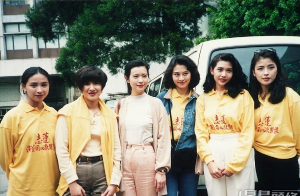 曾华倩晒旧照悼念蓝洁瑛!情同姐妹多次相救,曾因缺席追思会被轰