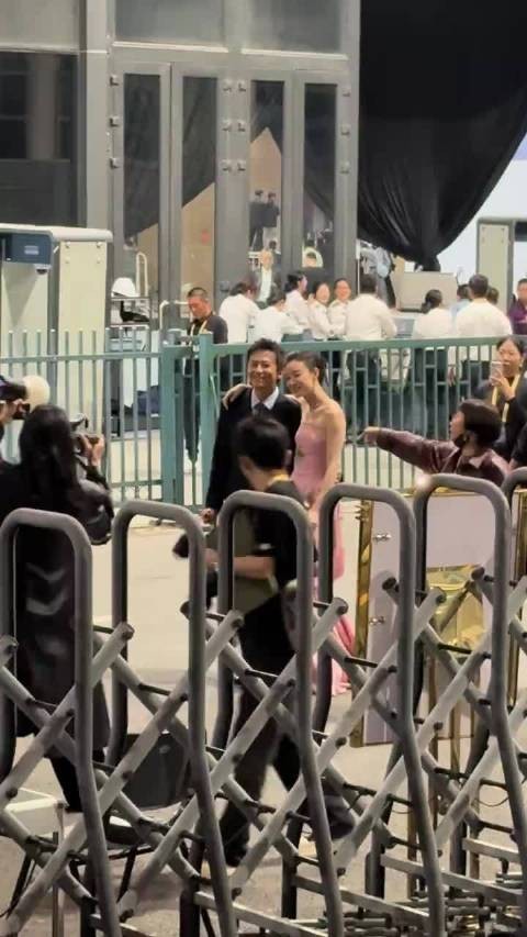 金鸡奖邓超倪妮亲密合照引关注