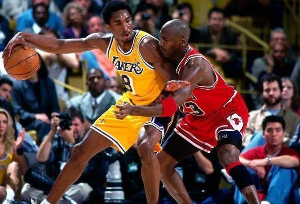 乔丹与8大球星的合影, 詹姆斯被无视, 麦迪像个踊跃发言的孩子