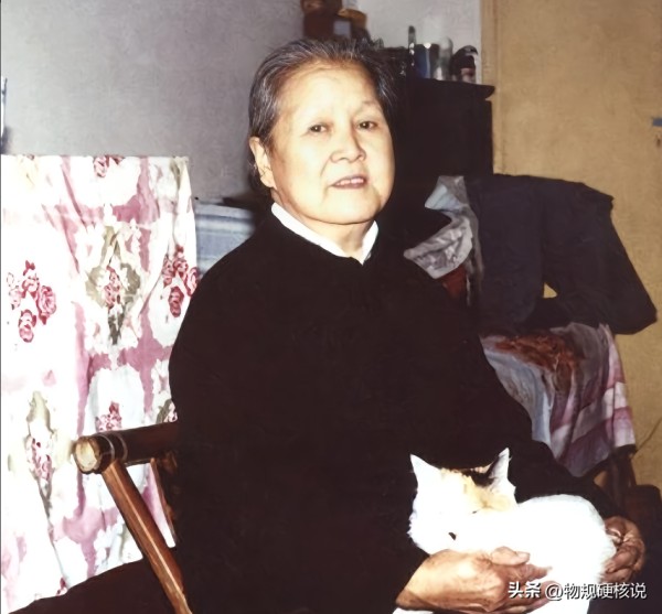 物规硬核说:1994年,国学大师季羡林痛失爱妻彭德华,丧葬费用高达4万,他向儿子季承求助,希望其分担2万,不料,季承竟一口回绝,引发激烈争执,愤怒之下,季羡林放出狠话,要与儿子断绝关系!
(信息来源:泰山长安人文纪念圆——泰山名人——季羡林)
在外界看来,季羡林是一个优秀的学者,他在学术界的名声大噪,从古老神秘的梵文佛学到现在的中国文学,他均造诣精深,然而对于家庭却始终有种亏欠特别是对自己的...