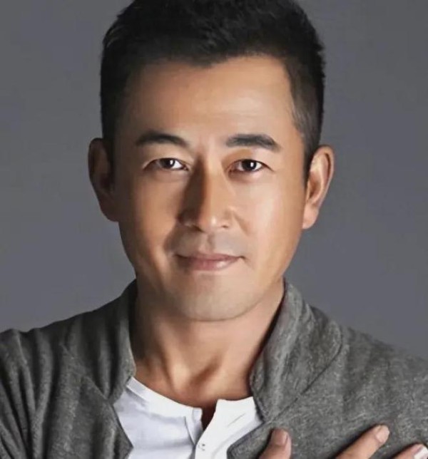 演员王志飞:一年只拍四部戏,闪娶小15岁娇妻,当众说儿子没出息