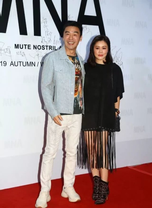 杜德伟人脉广!首次举办时装展,陈小春梁家辉曾志伟到场力挺