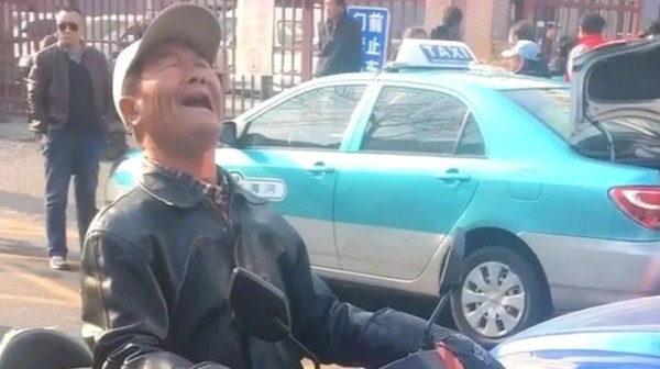 天津唱歌大爷好久不见了,估计哏儿都一半人在路上遇到过这位网红