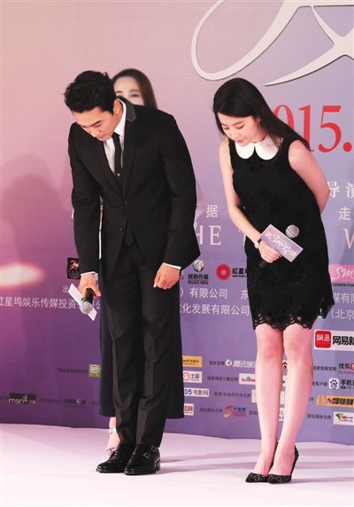 宋承宪和刘亦菲在活动上为遇难者鞠躬默哀。