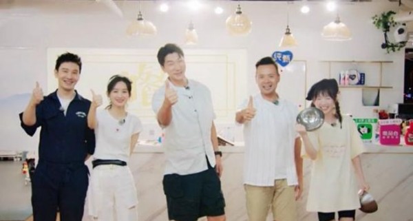 明星遇黑心商家,买到劣质餐具,被综艺节目曝光,糗到家了